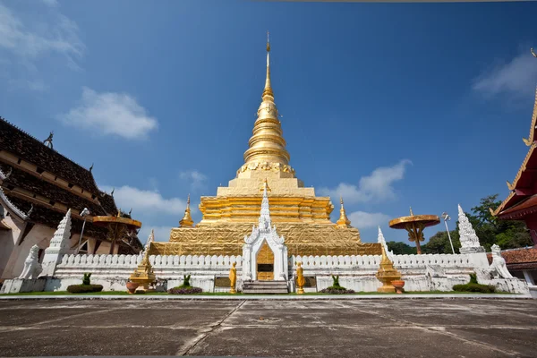Pagoda dorada en templo tailandés —  Fotos de Stock