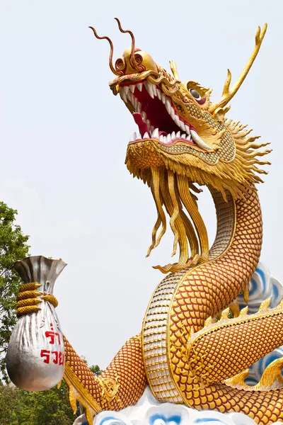 Estatua de dragón dorado — Foto de Stock