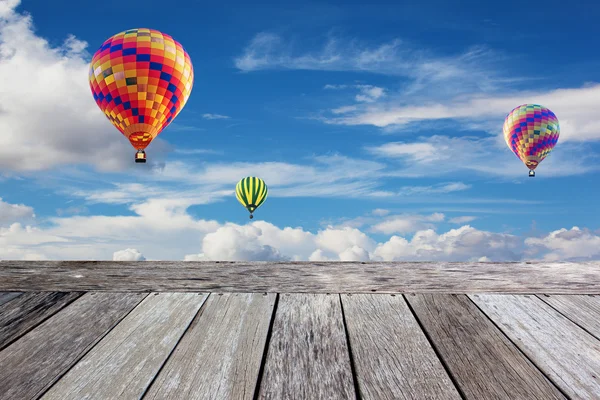 Balon i drewniany balkon — Zdjęcie stockowe