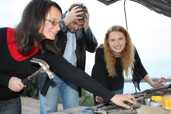 Когда женщины решили починить машину
...