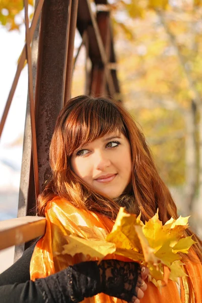 Hermosa chica con hojas caídas — Foto de Stock