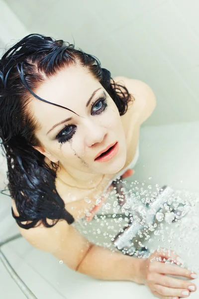 Giovane donna attraente sotto la doccia — Foto Stock