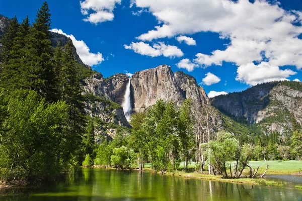 La cascada en el Parque Nacional Yosemite — Foto de Stock