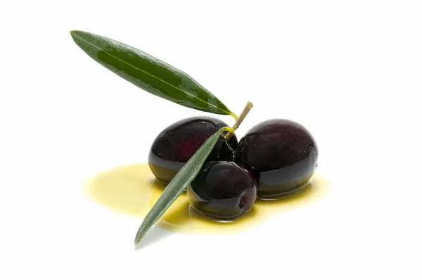 Trois olives fraîches baignées d'huile d'olive — Photo