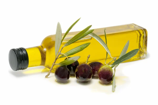 Bottiglia di olio d'oliva e olive fresche — Foto Stock