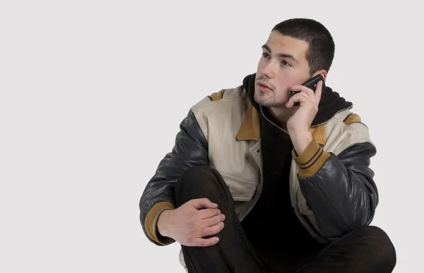 Красивый молодой человек разговаривает по мобильному телефону — стоковое фото