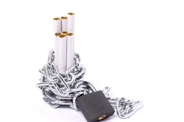 En hög med cigaretter i kedjor och hänglås — Stockfoto