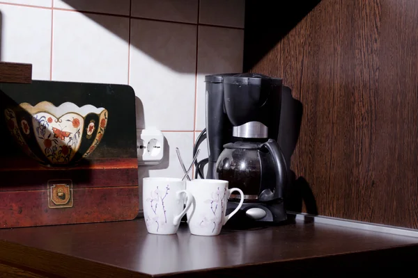 Cafetera y dos tazas Imagen de archivo
