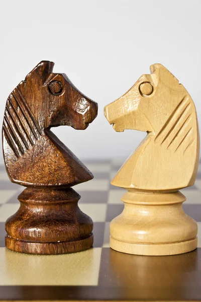 Siyah ve beyaz at satranç — Stok fotoğraf