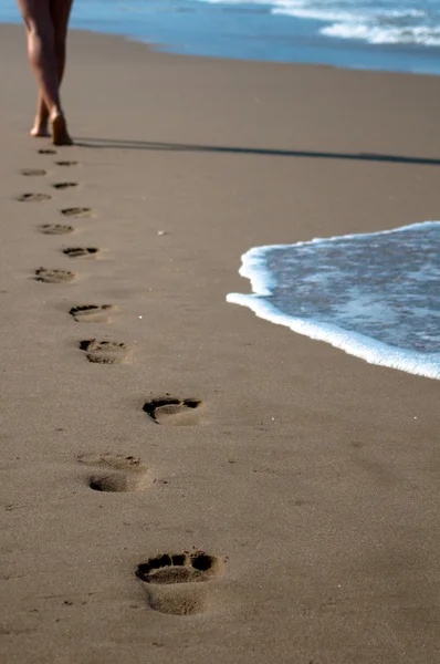 Orme umane sulla sabbia verso il mare — Stockfoto