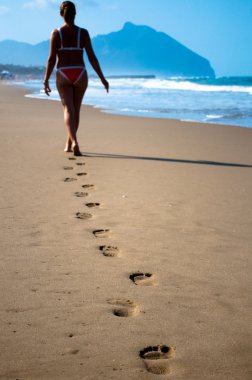 Orme umane sulla spiaggia di Sabaudia con modella clipart