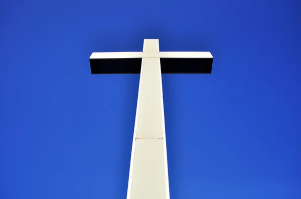 Cruz em perspectiva no céu azul — Fotografia de Stock