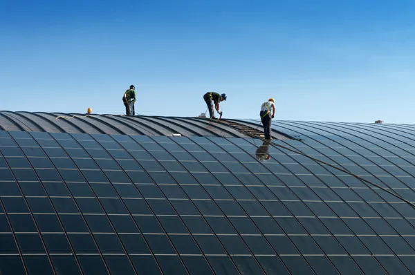 Operai che installano pannelli solari – stockfoto