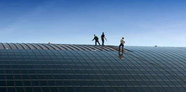 operai che installano pannelli Solari'yi
