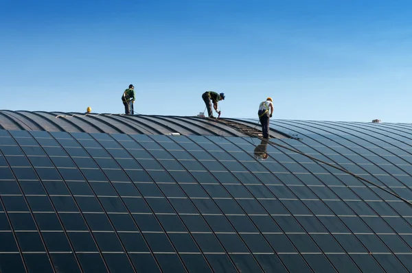 Operai che installano pannelli Solari'yi Stok Resim