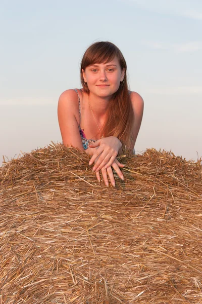 附近的干草卷的女孩 — 图库照片