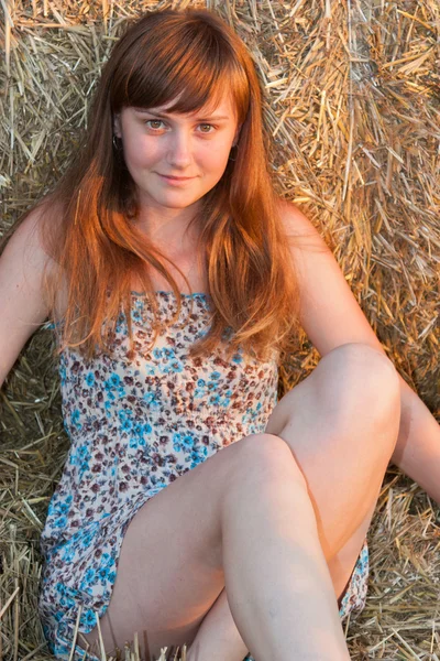 Rulo saman yakınındaki kız — Stok fotoğraf