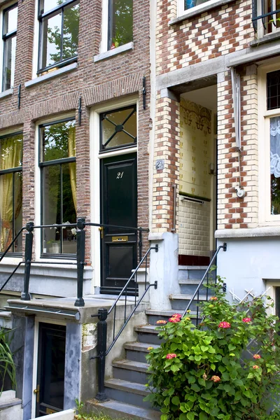 Typiska hus i centrala amsterdam — Stockfoto