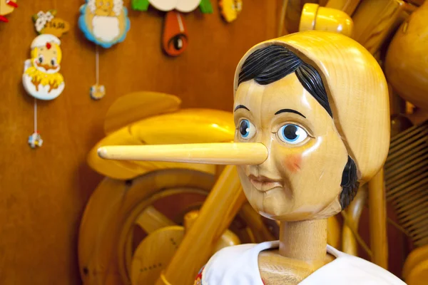 Bambola Pinocchio in legno con naso lungo — Foto Stock