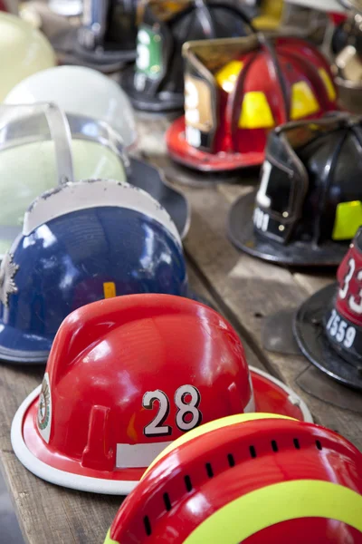 Beberapa helm pemadam kebakaran berturut-turut — Stok Foto