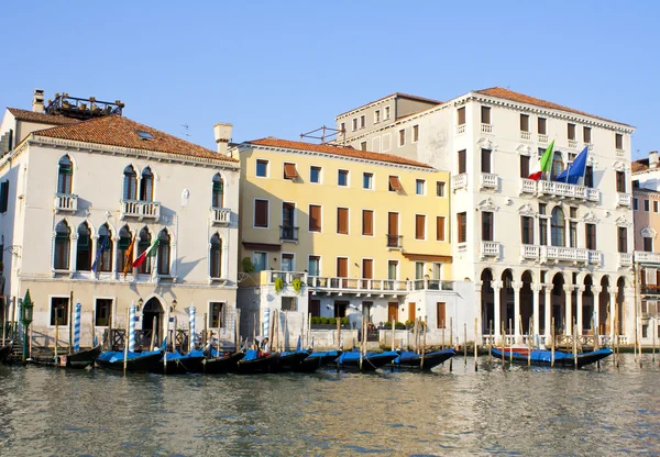 Varias góndolas en el Gran Canal de Venecia en Italia — Foto de Stock