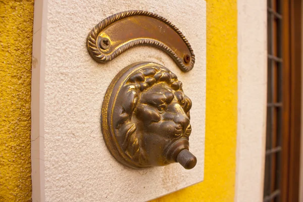 Zvonek u dveří s lví hlavou na zeď — Stock fotografie