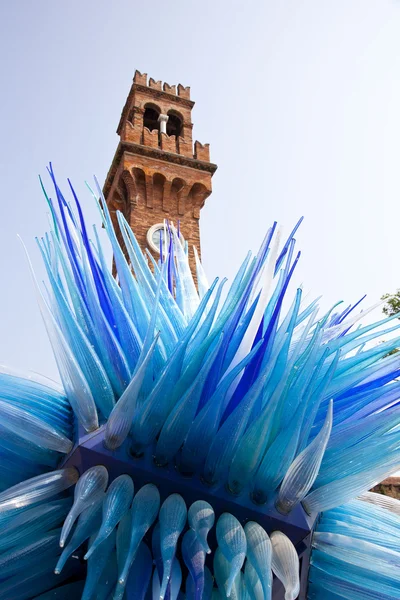 Stora konstverk utanför med tornet i murano nära Venedig i Italien — Stockfoto