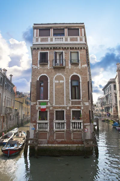 Båtar i canal Venedig — Stockfoto