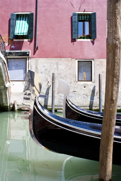 Gondola in canal Venice — Stock Photo, Image
