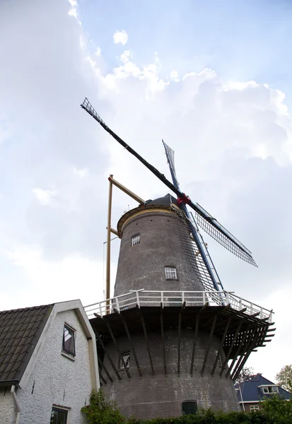 Alte Mühle mit blauem Himmel — Stockfoto