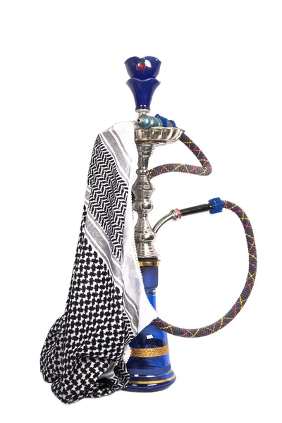 Niebieski i srebrny waterpipe arabski z arabskiego chustę na białym tle — Zdjęcie stockowe