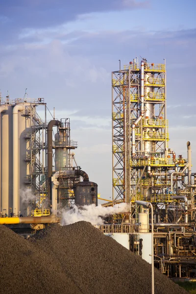 Тяжелая металлургия на огромном сталелитейном заводе — стоковое фото