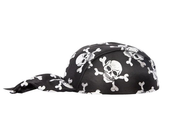 Чёрная пиратская шляпа с черепами, изолированными на белом — стоковое фото