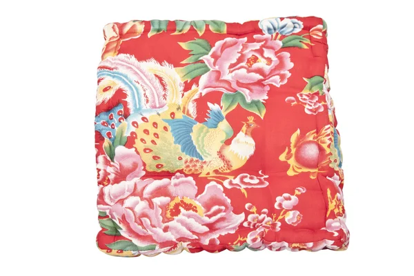 Красивая винтажная красная подушка с птицей, изолированной на белом — стоковое фото