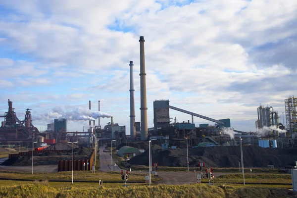 Zware ijzer-en staalindustrie in enorme stalen fabriek — Stockfoto