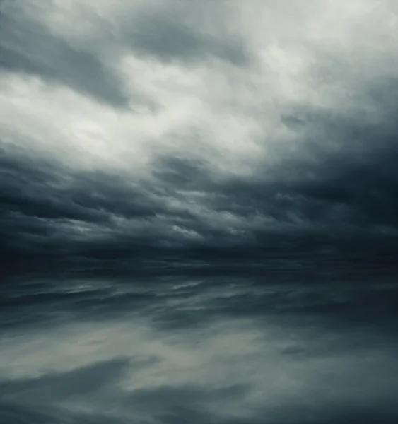 Сірим небом відбивається — стокове фото