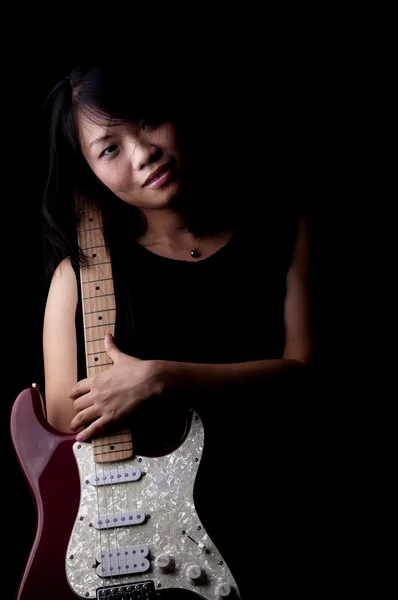 Jeune femme avec guitare électronique — Photo