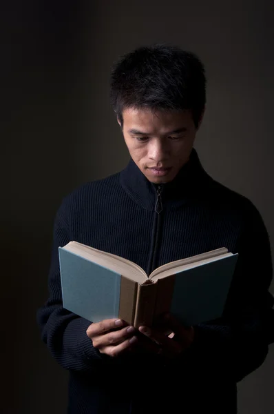 Chinese Man Reading Book — Stock Photo, Image