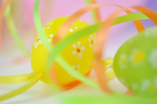 Velikonoční vajíčka a stuhy — Stock fotografie