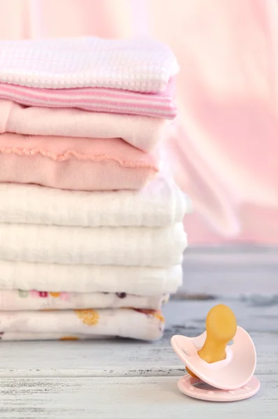 Rosa babykläder — Stockfoto