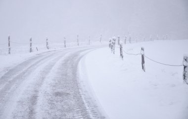 yol sisli kış içine