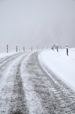 yol sisli kış içine