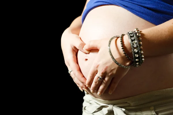 Hartje op de buik van zwangere vrouwen — Stockfoto
