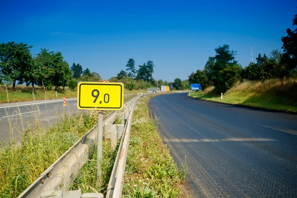 9. Kilometer Verkehrszeichen — Stockfoto
