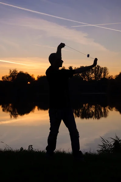 Yo-Yo joueur au bord du lac — Photo
