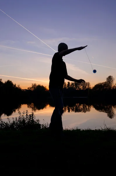 Yo-Yo spelare vid sjön — Stockfoto