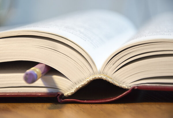 книга и карандаш