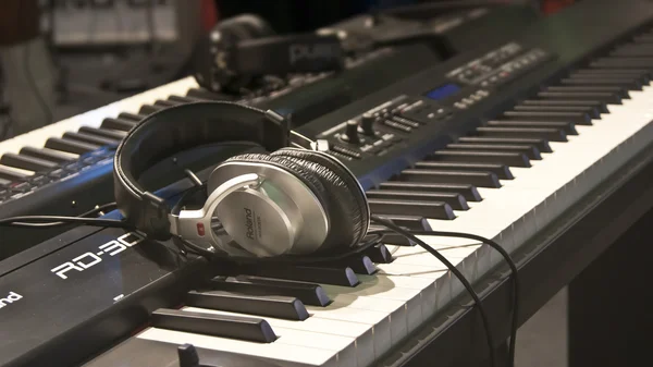 Los auriculares se encuentran en un sintetizador Imagen de archivo