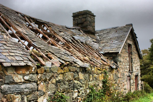 Velho celeiro arruinado desusado no País de Gales — Fotografia de Stock