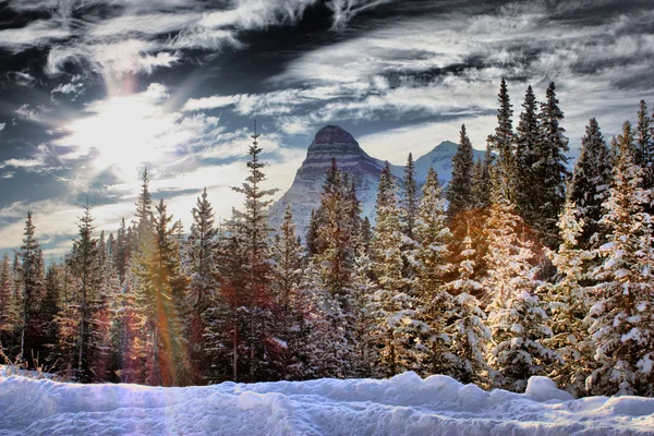 Rocky mountain za zatažené obloze — Stock fotografie